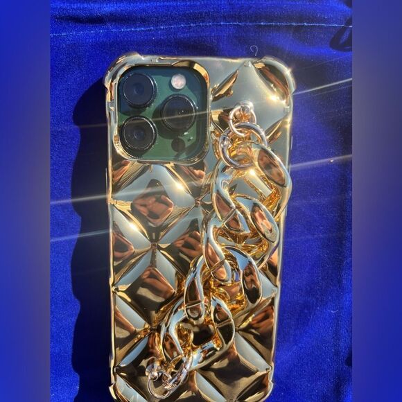 Luxurious Gold Chain Design iPhone 16 Case - Picture 2 of 6